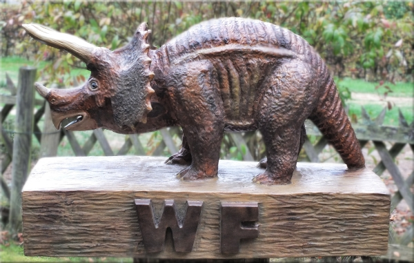 dinosaurier triceratop kettensge motorsge jochen adam holzwerker schnitzen kunst 