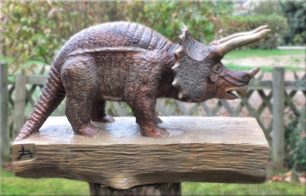 dinosaurier triceratop kettensge motorsge jochen adam holzwerker schnitzen kunst 