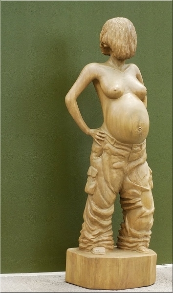 skulptur schwanger  holz schnitzen motorsge kettensge holzwerker