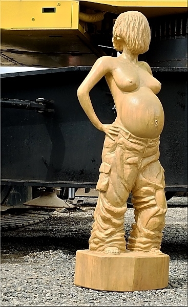 schwanger mit motorsge geschnitzt  holz schnitzen motorsge kettensge holzwerker