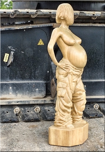  schwanger lady sge schwanger mit motorsge geschnitzt  holz schnitzen motorsge kettensge holzwerker