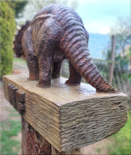dinosaurier triceratop kettensäge motorsäge jochen adam holzwerker schnitzen kunst 