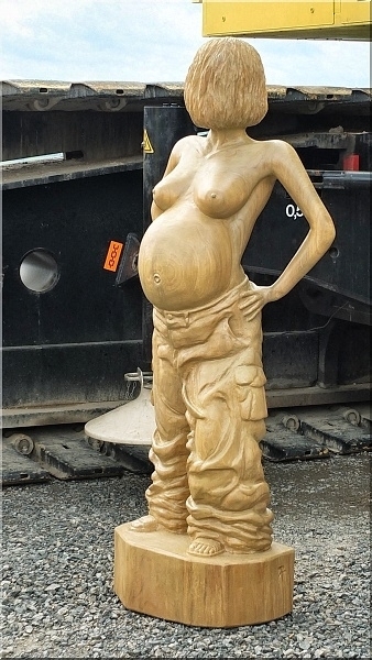 skulptur geschnitzt schwanger mit motorsäge geschnitzt  holz schnitzen motorsäge kettensäge holzwerker