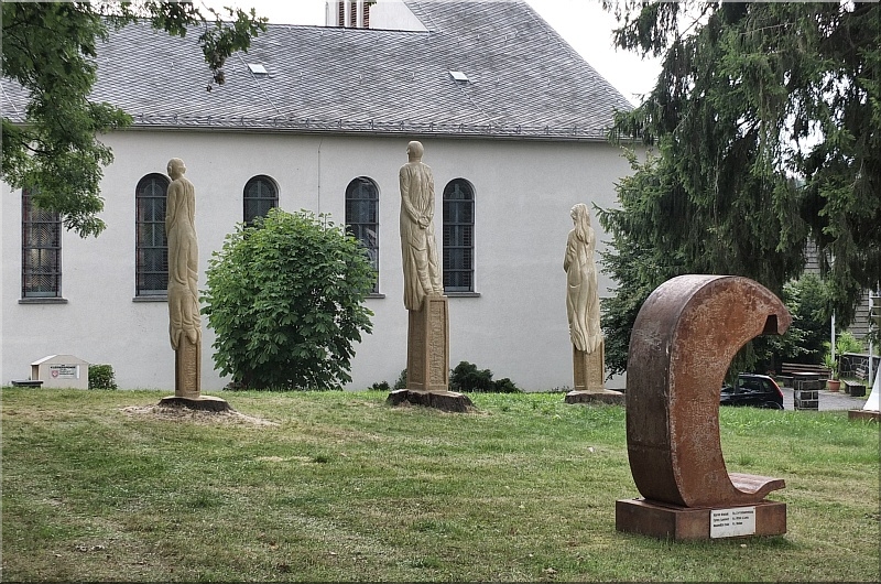 sculpture wood skulpturen holz schnitzen motorsäge kettensäge geburt leben tod holzwerker