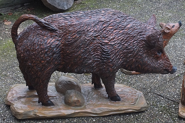 wildschwein liegende bache keiler holz schnitzen motors�ge kettens�ge 