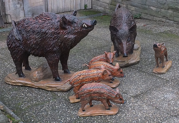 wildschwein liegende bache keiler holz schnitzen motors�ge kettens�ge 