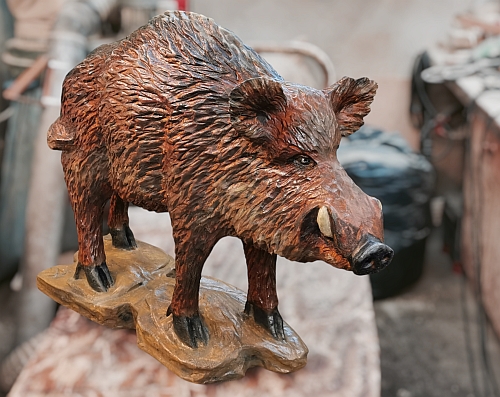 wildschwein keiler  wild boar  holz schnitzen motorsge kettensge holzwerker jochen Adam